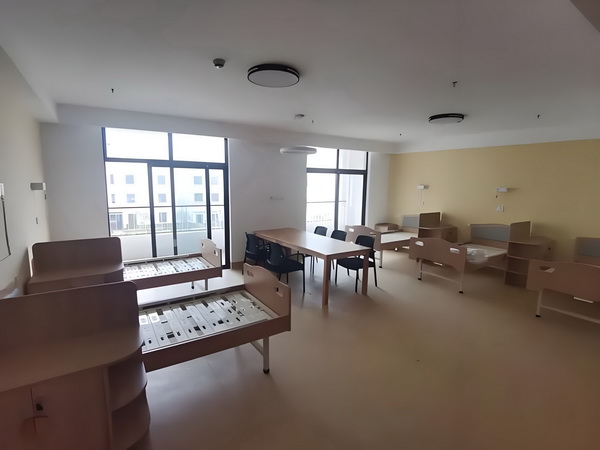 美卿们，到朕怀里来